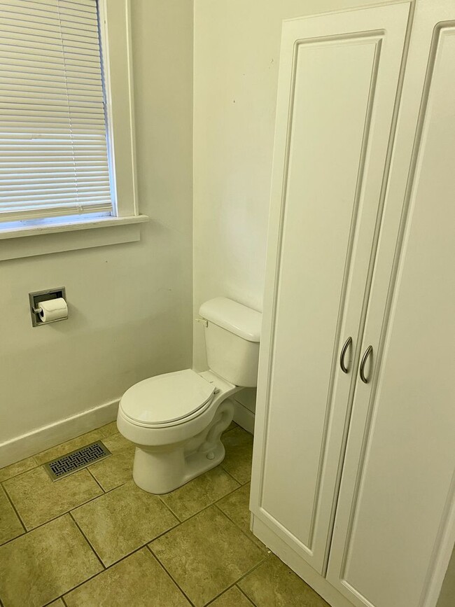 Building Photo - 1 bedroom home w/ fenced in yard