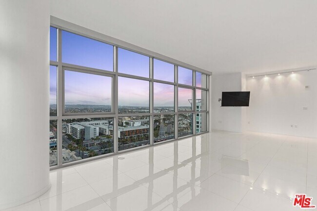 Building Photo - 13700 Marina Pointe Dr
