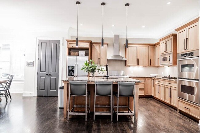 Building Photo - 470 Hamilton St SE