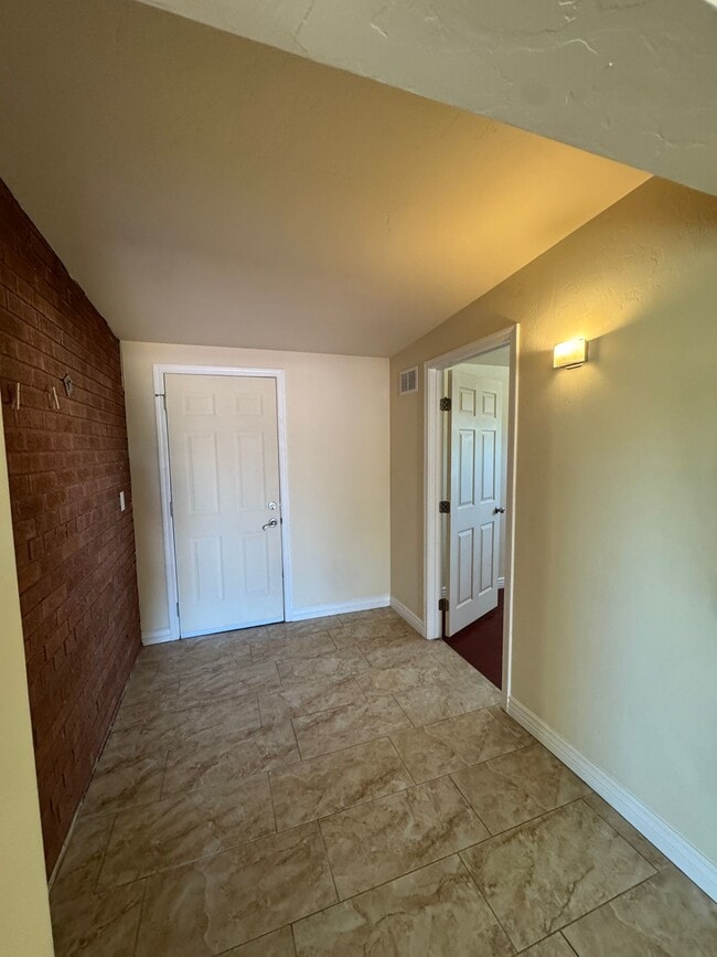 Building Photo - 902 S Fremont Ave