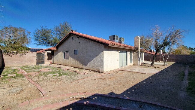 Building Photo - 8525 Del Rey Ave