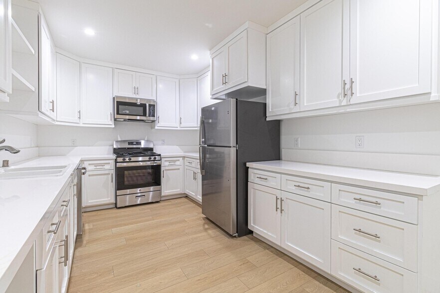 Building Photo - 3672 W Imperial Hwy