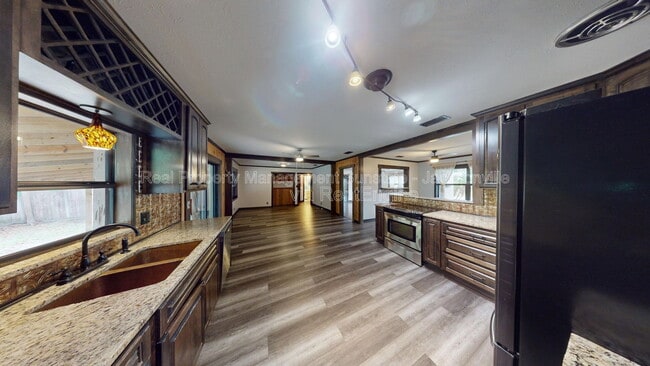 Building Photo - 7477 Greenway Dr