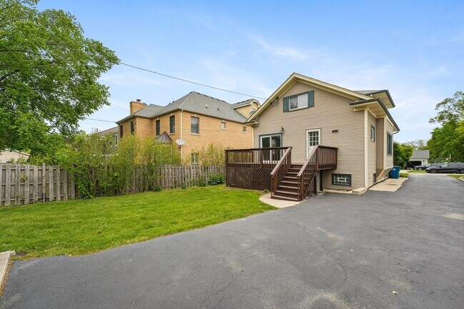 Building Photo - 272 N Willow Rd