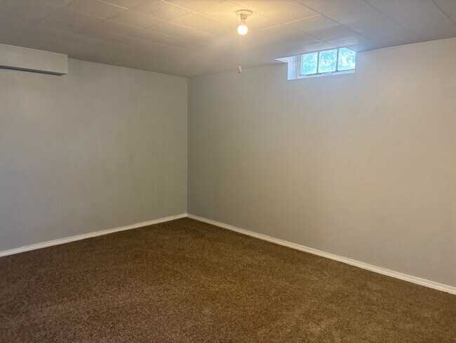 Building Photo - 2 Bedroom / 1 Bath House & bonus room