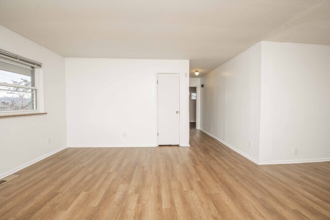 Building Photo - 3051 Dow Dr