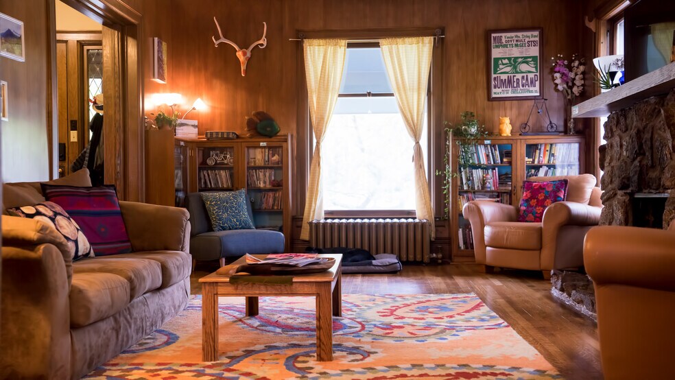 Building Photo - 616 W Mulberry St