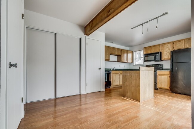 Building Photo - 1152 S Yosemite Way