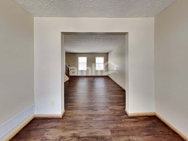 Building Photo - 2661 Hardwood Ave