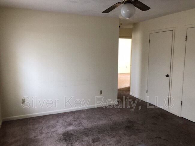 Building Photo - 823 Englewood Rd