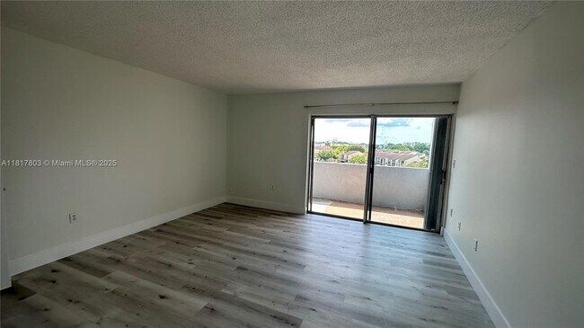 Building Photo - 9359 Fontainebleau Blvd