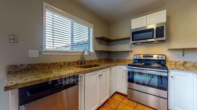 Building Photo - 221 College View Dr