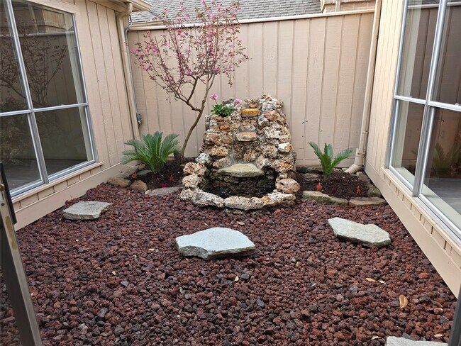 Building Photo - 406 Fox Briar Ln