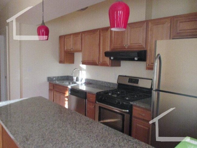 Building Photo - Nicely renovated 3 bed next to Brookline Village.