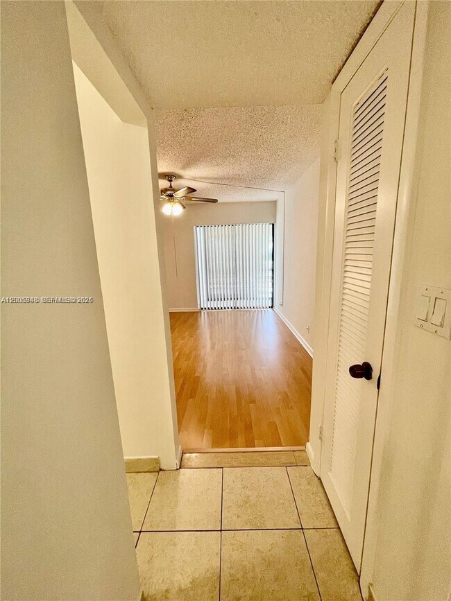 Building Photo - 2320 S Cypress Bend Dr