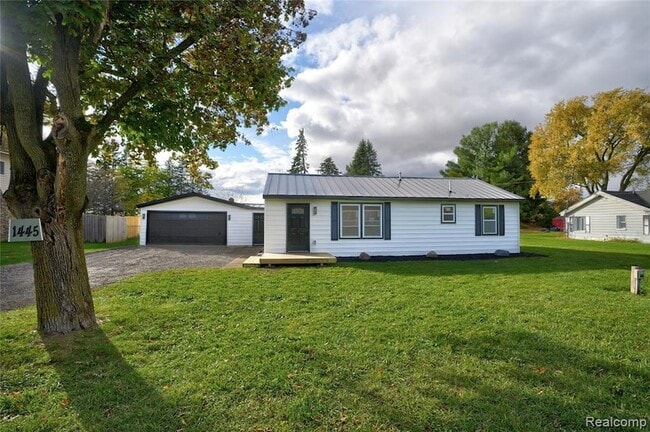 Building Photo - 1445 N Seymour Rd