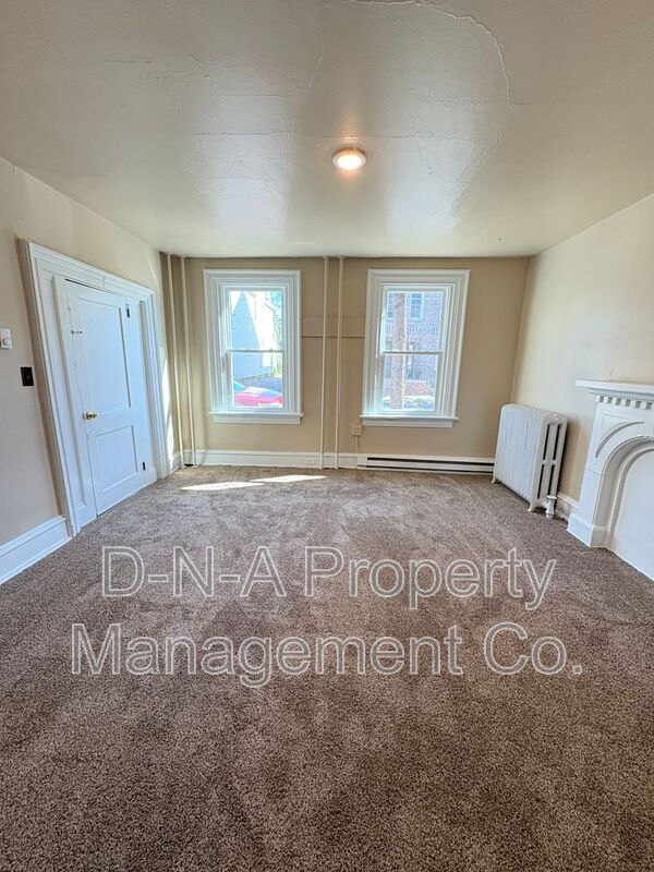 Building Photo - 810 Monroe St