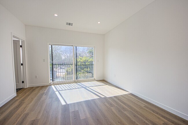 Building Photo - 5235 Satsuma Ave