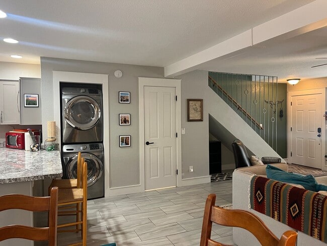 Building Photo - Updated Town house backed by National Forest