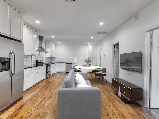 Building Photo - 4730 Bell St