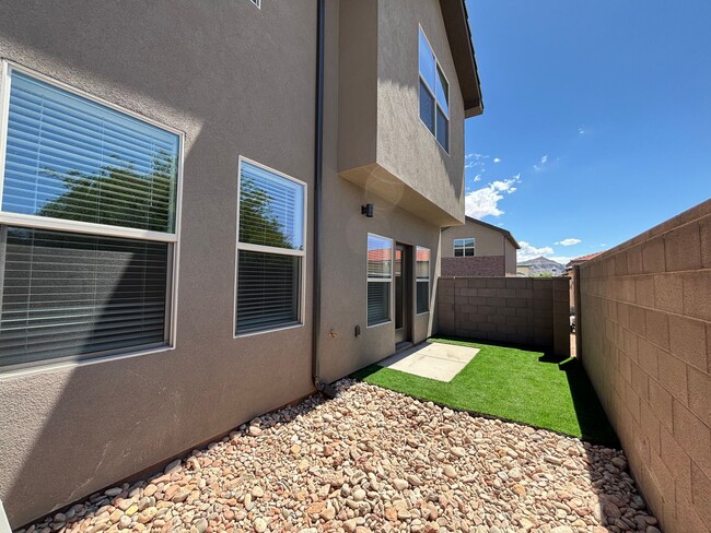Building Photo - HURRICANE TOWNHOME FOR RENT!
