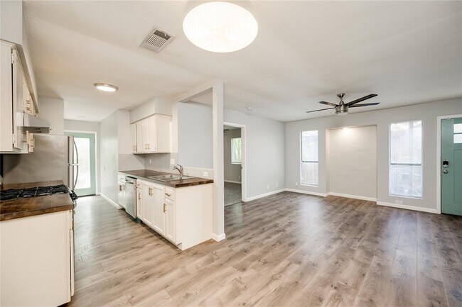 Building Photo - 915 Chisholm Cove