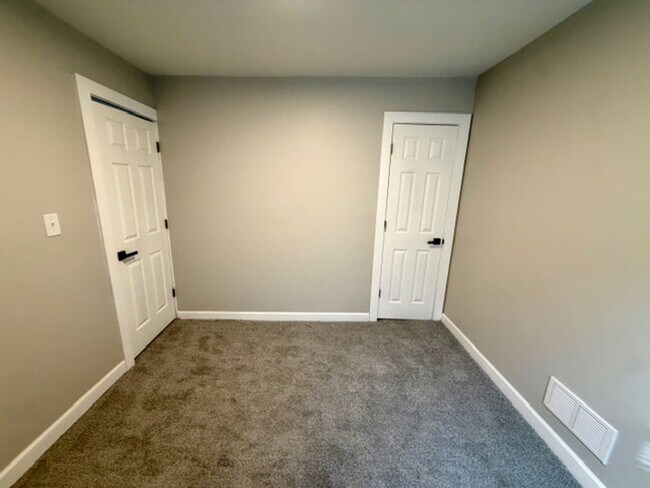 Building Photo - For Lease : 5 bedroom 1 1/2 bathroom fully renovated home in nice area. Call KPM 313-429-3244