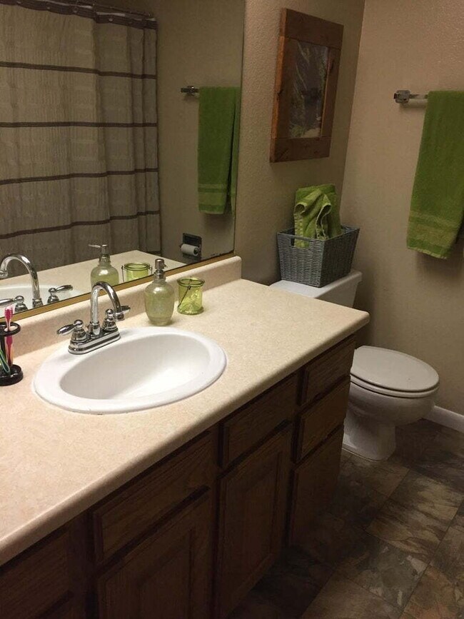 Building Photo - "Charming 2-Bed, 1.5 bath Townhouse Retreat in Saint George