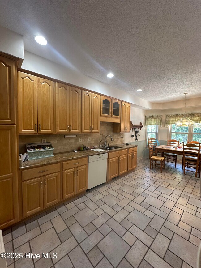 Building Photo - 7407 Fern Valley Dr