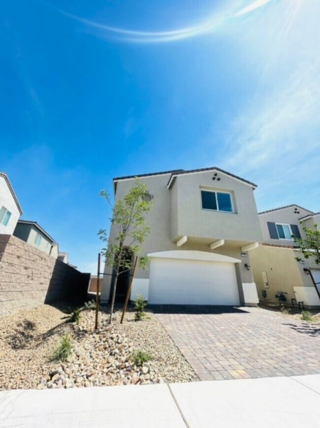 Building Photo - BEAUTIFUL 4 BEDROOM + LOFT HOME LOCATED IN...