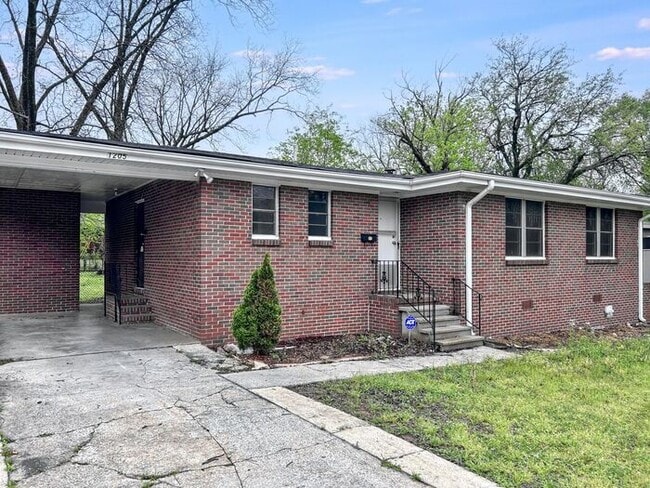 Building Photo - 1205 Woodward Rd
