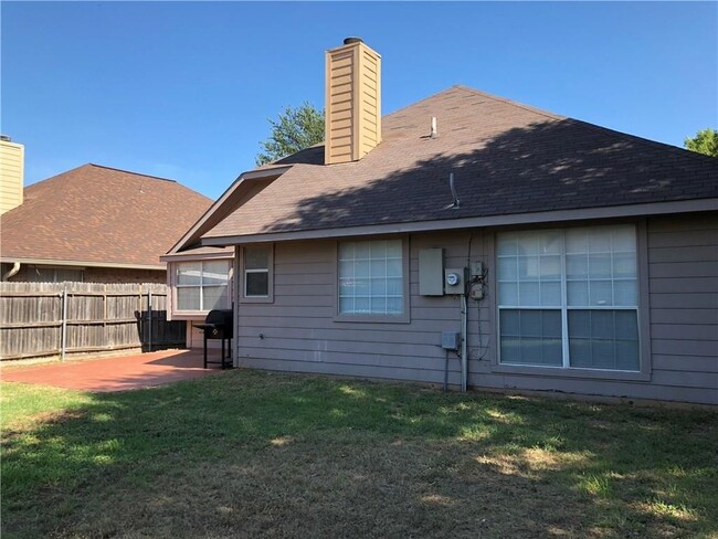 Building Photo - AVAILABLE NOW 3 Bedroom 2 Bath Home in For...