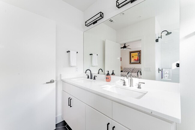 Building Photo - 1128 Chicon St