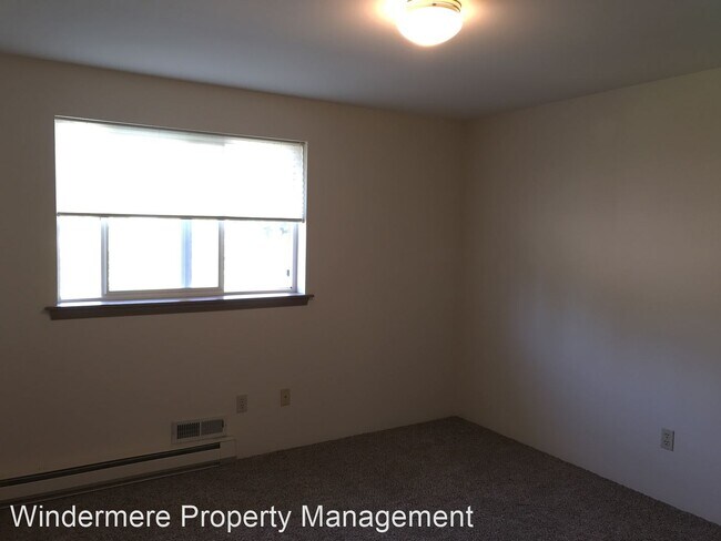 Building Photo - 3 br, 2.5 bath House - 2112 Birch Circle