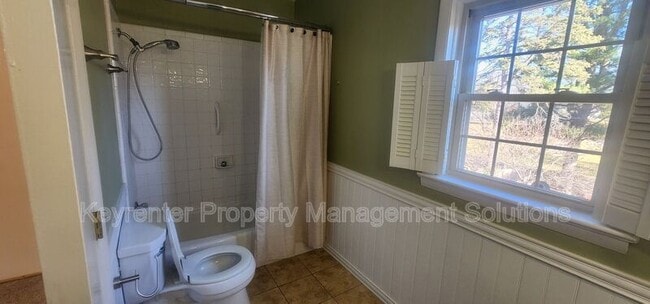 Building Photo - 127 College Cir