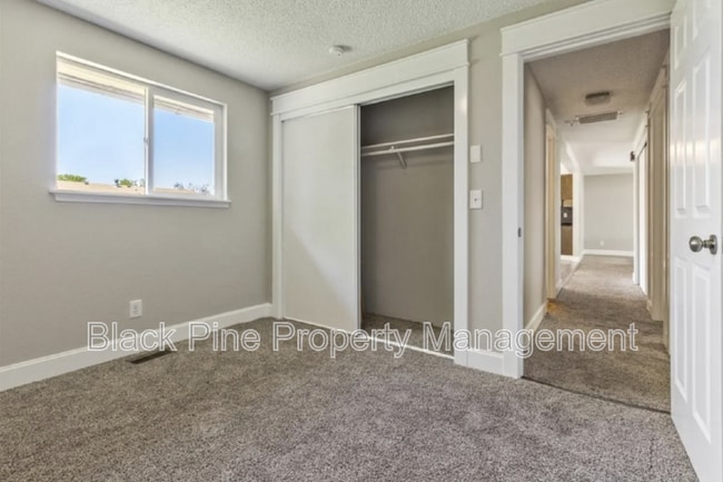 Building Photo - 404 Mountain View Dr