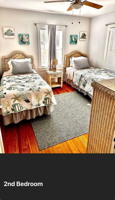 Building Photo - 136 S Oleander Ave