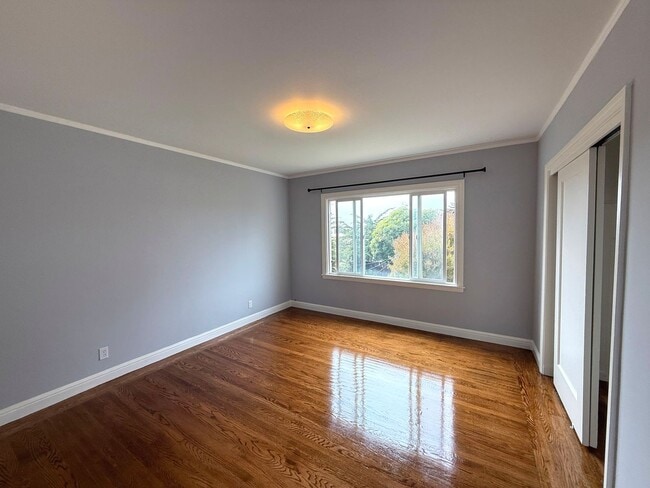Building Photo - UPDATED BRIGHT 1500/ft 3BR/2BR+Bonus+1GR H...