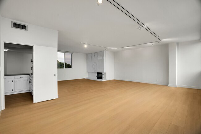 Building Photo - 17352 Sunset Blvd