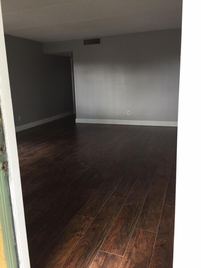 Building Photo - 101 Meadows Cir