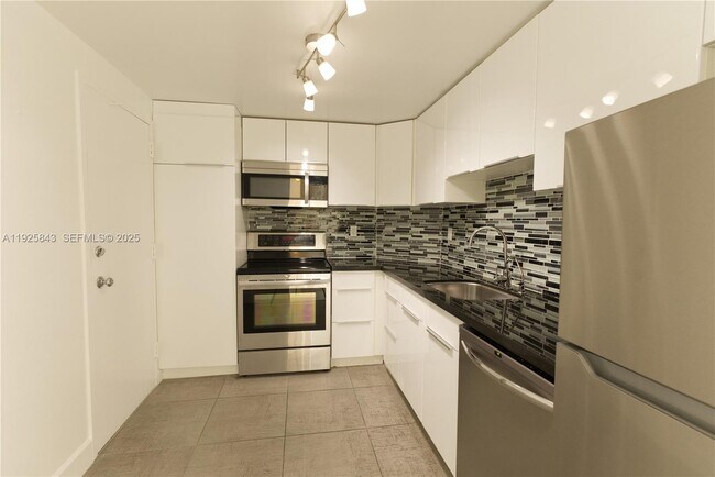 Building Photo - 500 Bayview Dr