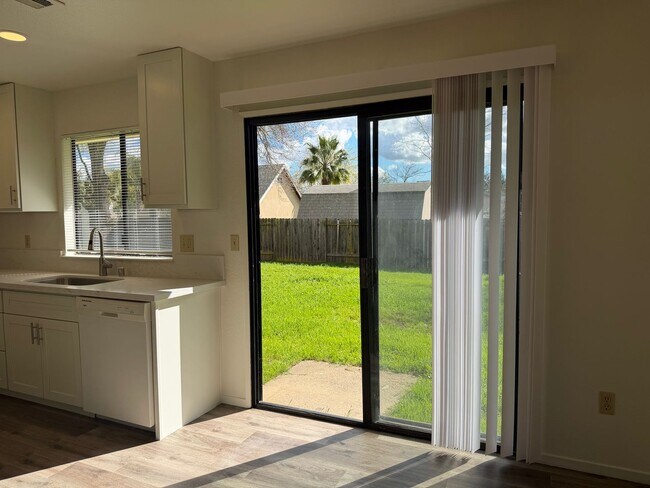 Building Photo - Remodeled 3 bedroom 2 bath house in Citrus Heights HUGE YARD