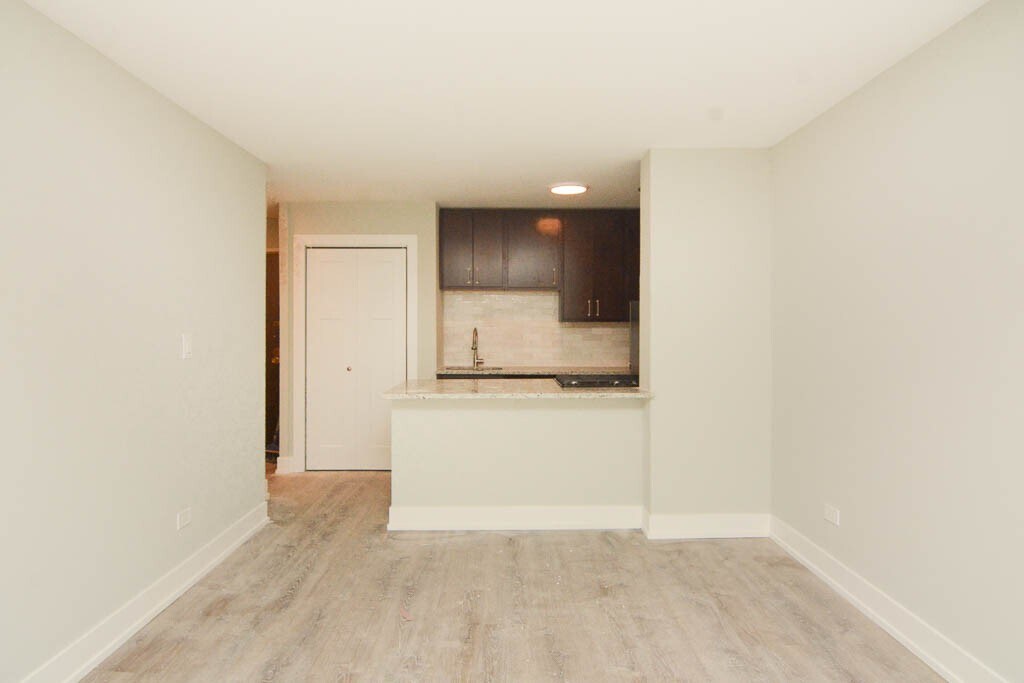 Building Photo - 450 W Barry Ave