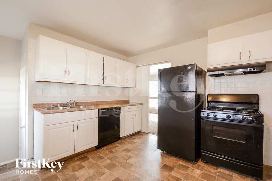 Building Photo - 623 Holiday Ave