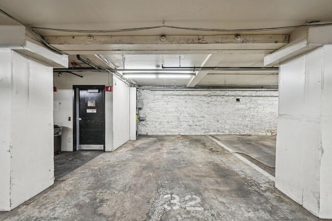 Building Photo - Open floor living at its best! 1 BR/2 BA l...