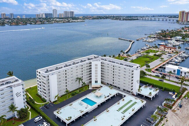 Building Photo - 301 Lake Shore Dr