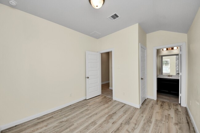 Building Photo - 24654 Greenwood Bay Dr