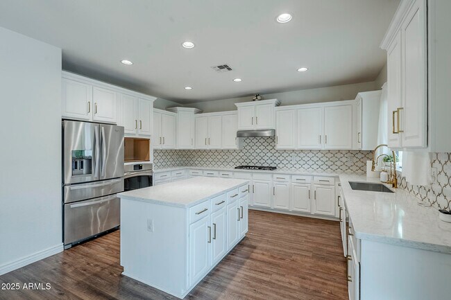 Building Photo - 2744 E Donato Dr