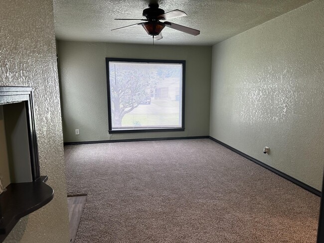 Building Photo - 811 W Rush Ave