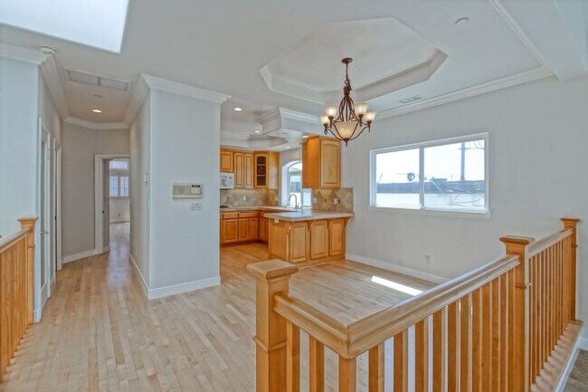 Building Photo - VERY BRIGHT, SPACIOUS & AIRY GOLDEN HILLS ...